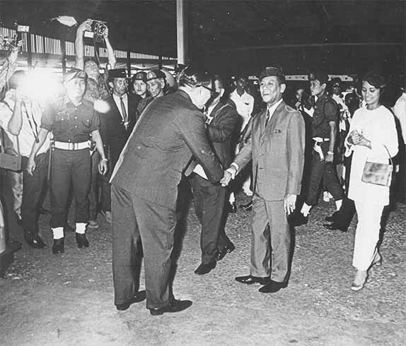 Year 1971 Trade Exhibition KL handshake with Yang Di-Pertuan AGong